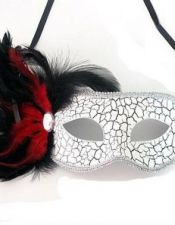 Mascara de fantasia blanca con plumas rojas y negras ACC00013