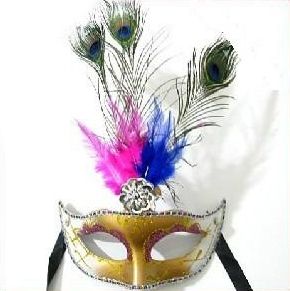 Mascara con purpurina y plumas de colores y de pavo real