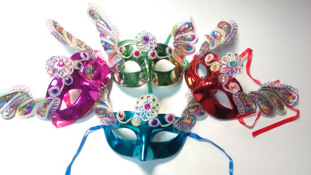 Mascara de fantasia metalizada con piedras multicolores y colas de lentejuelas