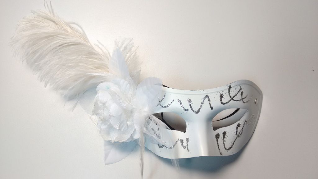 Mscara blanca con purpurina, flor y pluma larga